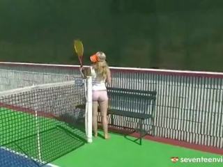 Masturbieren auf zu die tennis gericht