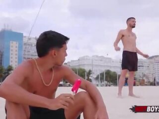 Novinho dando pro pirocudo csinál calçadão de copacabana