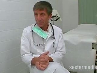 Daktaras seksas tryse su a mažas paauglys