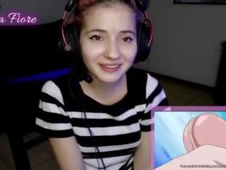 18 jahre youtuber wird leidenschaftlich beobachten hentai während die strom und masturbiert - emma fiore