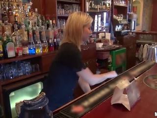 Që kërkuar në qij një barmaid?