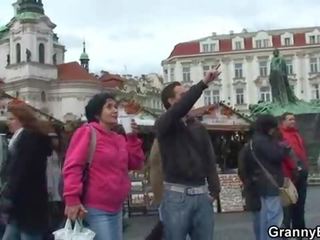 Vecchio turista è raccolto su e avvitato su pavimento