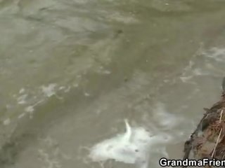 To buddies bang besta nær innsjø