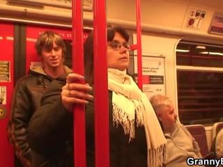 El ponturi în sus bigtitted femeie în the metro
