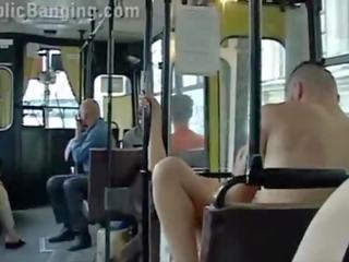 Ακραίο δημόσιο σεξ σε ένα πόλη λεωφορείο με όλα ο passenger κοιτώντας ο ζευγάρι γαμώ