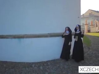 Hullu bizzare porno kanssa catholic nuns ja the monsterin!