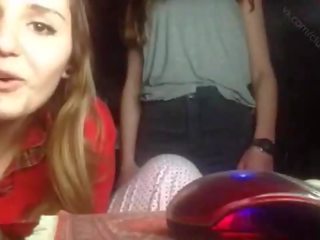 [periscope] to jenter spiller foran kamera