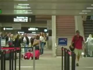 Jayma ried arrives στο ο airport.