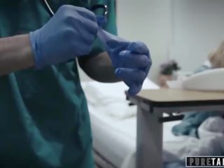 Čistý tabu perv healer dává dospívající pacient vagína zkouška