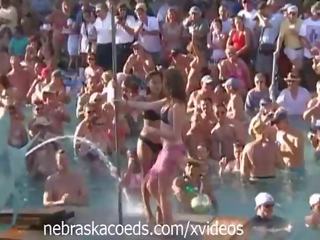 Nxehtë trup garë në pishinë festë key perëndim